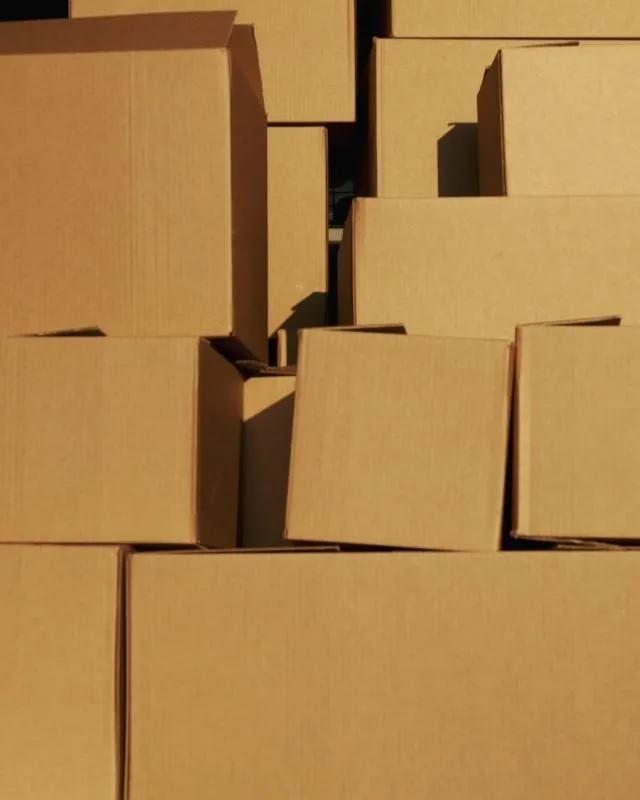 Fardos de carton y papel listos para reciclaje en Lima